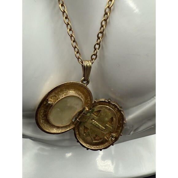 Luzier Vintage Cameo Solid Perfume Locket Gold Tone Pendant - Picture 6 of 6